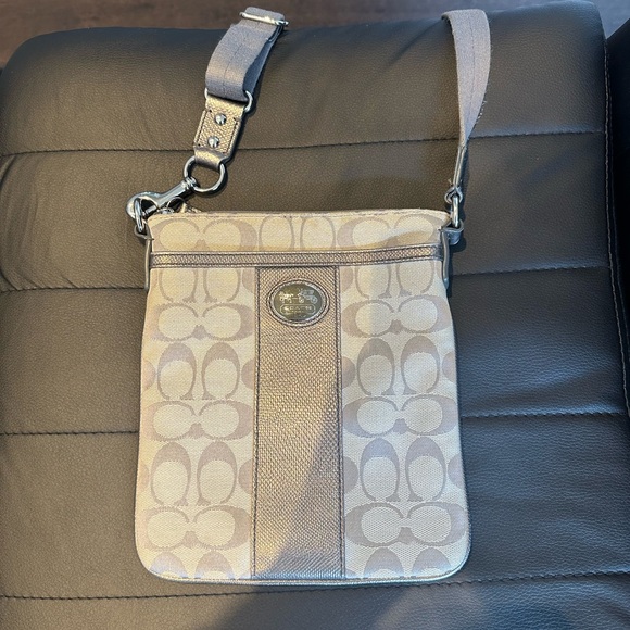 COACH GRAY SUTTON SIGNATURE SWINGPACK CROSSBODY BAG - Picture 3 of 6